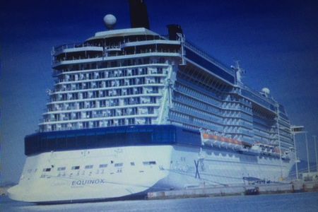 Der kleine Mann geht auf Kreuzfahrt und das hochgiftige Schweroel des Touristentankers stoert ihn dabei nicht