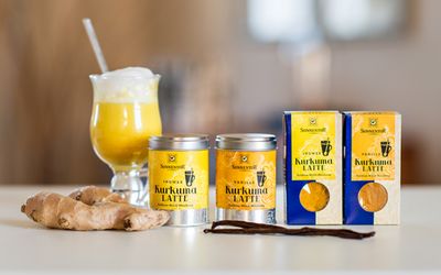 Den Kurkuma Latte von Sonnentor gibt es jetzt in zwei leckeren Gewuerzmischungen