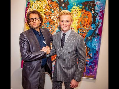 Dirk Greuer und Leon Loewentraut freuen sich ueber den Erfolg der Ausstellung