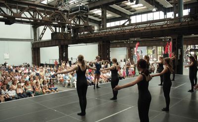 Tanzreigen mit Ballettschuelerinnen auf dem Festival Sacre du Printemps