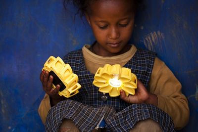 Reisen Little Sun Kind mit Solarlampe Reisen Little Sun Kind mit Solarlampe