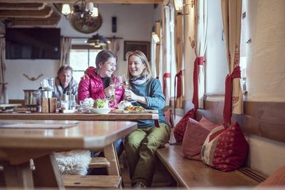 Ein Tiroler „Prost“ auf einen perfekten Skitag. In den Hütten im Zillertaler Skigebiet Hochfügen erleben WintersportlerInnen kulinarische Genüsse, anschließend geht’s auf eine der insgesamt 16 Pisten
