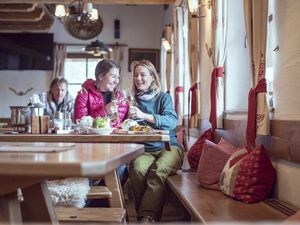 Ein Tiroler „Prost“ auf einen perfekten Skitag. In den Hütten im Zillertaler Skigebiet Hochfügen erleben WintersportlerInnen kulinarische Genüsse, anschließend geht’s auf eine der insgesamt 16 Pisten Ein Tiroler „Prost“ auf einen perfekten Skitag. In den Hütten im Zillertaler Skigebiet Hochfügen erleben WintersportlerInnen kulinarische Genüsse, anschließend geht’s auf eine der insgesamt 16 Pisten