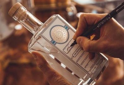 Ein Mitbringsel der anderen Art in der mallorquinischen Destillerie des„Palma Gin koennen Urlauber ihre persoenliche Variante der Spirituose herstellen