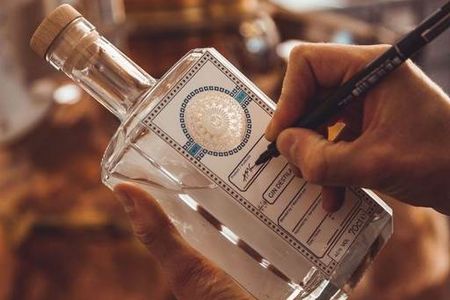 Ein Mitbringsel der anderen Art in der mallorquinischen Destillerie des„Palma Gin koennen Urlauber ihre persoenliche Variante der Spirituose herstellen