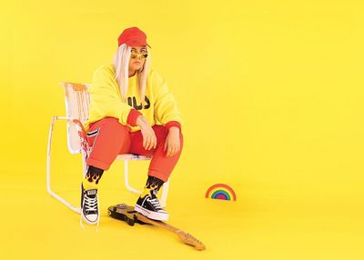 Tones And I ist 19 Jahre alt und heißt mit buergerlichem Namen Toni Watson