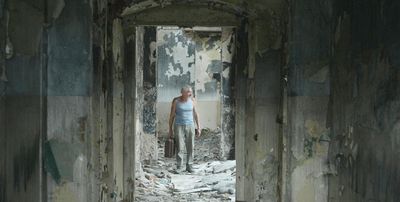Film Sieniawka Mann in Ruine