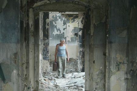 Film Sieniawka Mann in Ruine