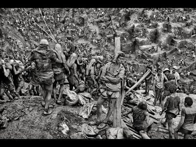 Sebastiao Salgado sah er ein riesiges Loch mit einem Durchmesser von vielleicht 200 Metern und fast genauso tief