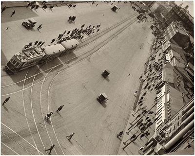 Ochotny-Straße aus der Serie Das neue Moskau um 1930. Galerie Berinson, Berlin Ochotny-Straße aus der Serie Das neue Moskau um 1930. Galerie Berinson, Berlin