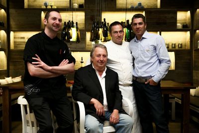 H. Seckler (sitzend) mit J. C. Rettig, G. Rothacker und A. Greven vom Sansibar-Team in Duesseldorf