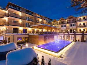 Nach einem Tag an der frischen Winterluft entspannen Gäste des Bodenmaiser Hof/Bayerischer Wald im Spa mit beheizten Innen- und Außenpools Nach einem Tag an der frischen Winterluft entspannen Gäste des Bodenmaiser Hof/Bayerischer Wald im Spa mit beheizten Innen- und Außenpools