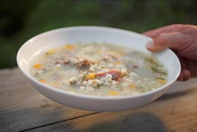 Erst winterwandern, dann aufwaermen. Der Griesserhof bei Kloster Neustift in Suedtirol serviert Gerstsuppe und traegt das Roter Hahn Siegel