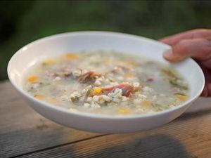 Erst winterwandern, dann aufwaermen. Der Griesserhof bei Kloster Neustift in Suedtirol serviert Gerstsuppe und traegt das Roter Hahn Siegel