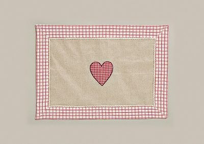 Im Onlineshop von Feinkost Emma finden sich nicht nur hochwertige Nahrungsmittel, sondern auch Artikel für die Wohnungseinrichtung. So hat Feinkost Emma Artikel im Landhausstil neu in seinem Sortiment aufgenommen. Diese Landhausstil Artikel finden sich in der Unterkategorie Rund um Tisch, die der Kategorie Boutique angehört.