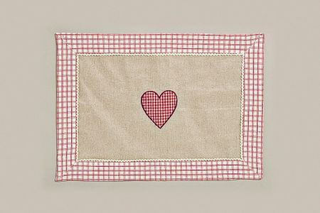 Im Onlineshop von Feinkost Emma finden sich nicht nur hochwertige Nahrungsmittel, sondern auch Artikel für die Wohnungseinrichtung. So hat Feinkost Emma Artikel im Landhausstil neu in seinem Sortiment aufgenommen. Diese Landhausstil Artikel finden sich in der Unterkategorie Rund um Tisch, die der Kategorie Boutique angehört.
