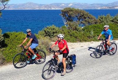 Der Slow-Trekking-Spezialist Hauser Exkursionen bietet gefuehrte E-Bike-Touren auf den griechischen Kykladen an
