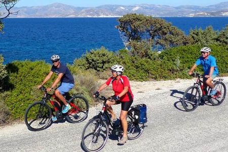 Der Slow-Trekking-Spezialist Hauser Exkursionen bietet gefuehrte E-Bike-Touren auf den griechischen Kykladen an