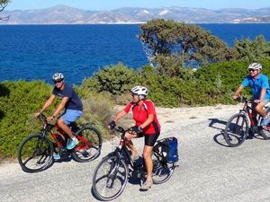Der Slow-Trekking-Spezialist Hauser Exkursionen bietet gefuehrte E-Bike-Touren auf den griechischen Kykladen an Der Slow-Trekking-Spezialist Hauser Exkursionen bietet gefuehrte E-Bike-Touren auf den griechischen Kykladen an