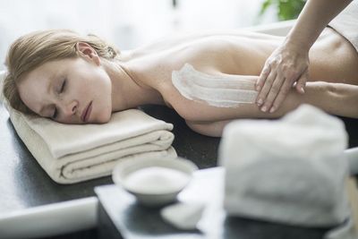 Der weiße Marmor aus Laas im Vinschgau ist nur einer von 18 Südtiroler Rohstoffen, die in der MySpa-Kosmetik der Therme Meran zum Einsatz kommen