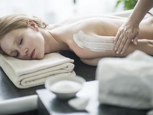 Der weiße Marmor aus Laas im Vinschgau ist nur einer von 18 Südtiroler Rohstoffen, die in der MySpa-Kosmetik der Therme Meran zum Einsatz kommen Der weiße Marmor aus Laas im Vinschgau ist nur einer von 18 Südtiroler Rohstoffen, die in der MySpa-Kosmetik der Therme Meran zum Einsatz kommen