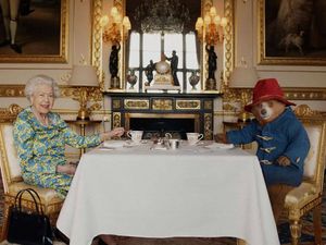Paddington und Queen Elizabeth II Paddington und Queen Elizabeth II