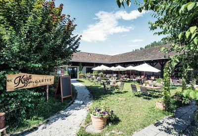 In der Remise des Schlossguts Oberambach am Starnberger See kommen saisonale und regionale Spezialitaeten auf den Tisch