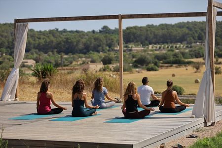 Viel Platz inmitten der mallorquinischen Natur sowie abwechslungsreiche Yoga-Programme bietet die Son Manera Retreat Finca des österreichischen Reiseveranstalters Indigourlaub