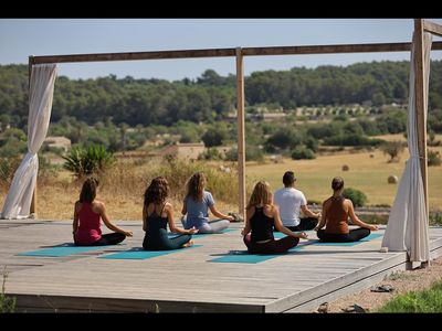 Viel Platz inmitten der mallorquinischen Natur sowie abwechslungsreiche Yoga-Programme bietet die Son Manera Retreat Finca des österreichischen Reiseveranstalters Indigourlaub