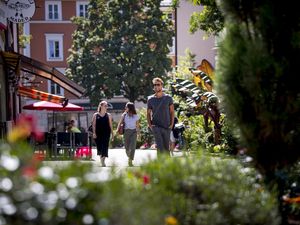 Bad Reichenhalls neue ArchitekTOUR führt unter anderem durch die Fußgängerzone mit vielen sehenswerten Design-Spots Bad Reichenhalls neue ArchitekTOUR führt unter anderem durch die Fußgängerzone mit vielen sehenswerten Design-Spots