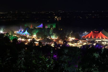 Blick auf das spaetabendliche Sommerfestival Tollwood - wikipedia