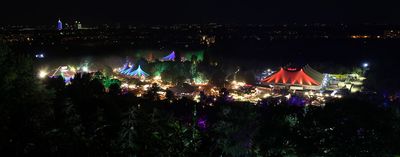 Blick auf das spaetabendliche Sommerfestival Tollwood - wikipedia