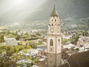 Meran wurde beruehmt, als die oesterreichische Kaiserin Sissi 1870/71 die Stadt fuer sich entdeckte Meran wurde beruehmt, als die oesterreichische Kaiserin Sissi 1870/71 die Stadt fuer sich entdeckte