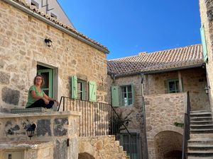 Das Village Balatura in Kroatien ist ein Ort für Individualität. Einstige Hotelgäste begannen, alte, verlassene Nachbarhäuser zu renovieren und so wuchs aus einem Hotel ein Dorf für Literatur, Kunst, Yoga, Workshops und Seminare Das Village Balatura in Kroatien ist ein Ort für Individualität. Einstige Hotelgäste begannen, alte, verlassene Nachbarhäuser zu renovieren und so wuchs aus einem Hotel ein Dorf für Literatur, Kunst, Yoga, Workshops und Seminare