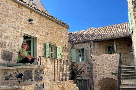 Das Village Balatura in Kroatien ist ein Ort für Individualität. Einstige Hotelgäste begannen, alte, verlassene Nachbarhäuser zu renovieren und so wuchs aus einem Hotel ein Dorf für Literatur, Kunst, Yoga, Workshops und Seminare