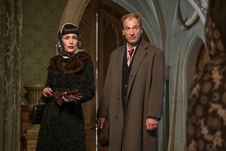 DAS KRUMME HAUS wird für Agatha Christie-Fans, eine ihrer beruehmtesten Kriminalgeschichten zum ersten Mal auf der großen Leinwand zu sehen sein