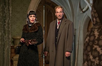 DAS KRUMME HAUS wird für Agatha Christie-Fans, eine ihrer beruehmtesten Kriminalgeschichten zum ersten Mal auf der großen Leinwand zu sehen sein