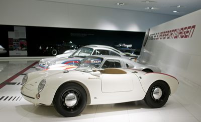 Mit dem Typ 550 1500 RS Spyder stellt Porsche im Oktober 1953 den ersten, speziell für den Rennsport konstruierten Mittelmotor-Sportwagen aus Stuttgart-Zuffenhausen vor.