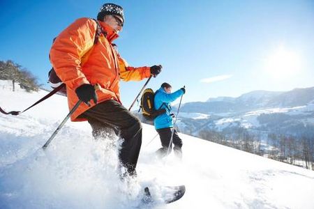 Gaeste des Hotels Allgaeu Sonne in Oberstaufen koennen regelmaeßig an gefuehrten Schneeschuhwanderungen teilnehmen, die Lawinengefahr ist gebannt
