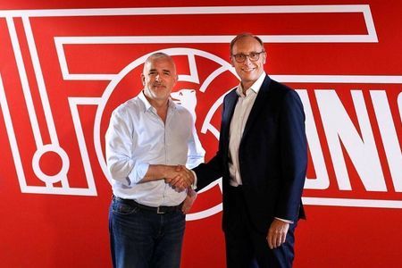 Dirk Zingler, Praesident des 1. FC Union Berlin mit Andrew Wallis, Deputy CEO von Aroundtown SA