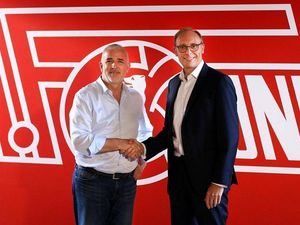 Dirk Zingler, Praesident des 1. FC Union Berlin mit Andrew Wallis, Deputy CEO von Aroundtown SA