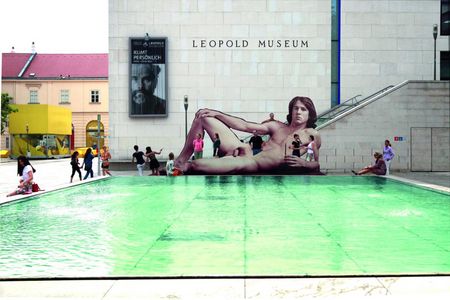 „Mr. Big“ vor den Toren des Leopold Museum - Ilse Haiders Skulptur zur Ausstellung „nackte männer“