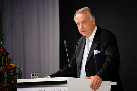 Kulturstaatsminister Bernd Neumann betonte: „Der im Kulturfinanzbericht 2012 dargestellte leichte Rückgang der Kulturförderung der Länder darf sich nicht fortsetzen. Unter diesem Gesichtspunkt ist die jüngste Ankündigung der Landesregierung von Nordrhein-Westfalen, den dortigen Kulturhaushalt um 16 Mio. Euro drastisch zu kürzen, inakzeptabel.