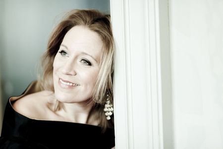 Carolyn Sampson gibt im November 2013 ein Benefizkonzert