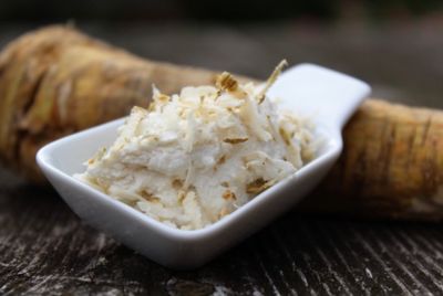 Gesundes Schmankerl der Bio-Ziegenfrischkaese FriZie Meerrettich vom KnallerbsenHof in der Oberpfalz