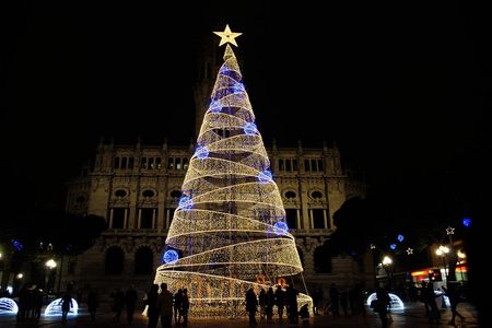 Am Platz Terreiro do Paço, in der Nähe des Hauptstadtfluss Tejo steht einer der größten Weihnachtsbäume