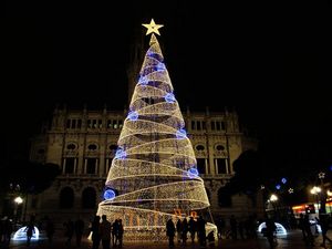 Am Platz Terreiro do Paço, in der Nähe des Hauptstadtfluss Tejo steht einer der größten Weihnachtsbäume Am Platz Terreiro do Paço, in der Nähe des Hauptstadtfluss Tejo steht einer der größten Weihnachtsbäume