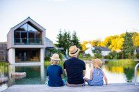 Der Naturbadeteich lockt Sommerurlauber mit seinem glasklaren Wasser, das rein durch das biologische Gleichgewicht erreicht wird Der Naturbadeteich lockt Sommerurlauber mit seinem glasklaren Wasser, das rein durch das biologische Gleichgewicht erreicht wird