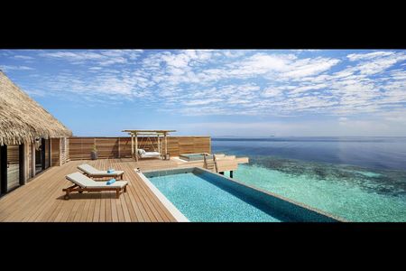 Ungestoerte Zweisamkeit geniessen Paare im Waldorf Astoria Maldives Ithaafushi beim Honeymoon