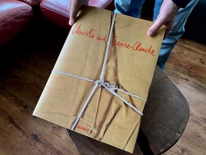 Verpackt wie ein Geschenk Christo and Jeanne-Claude Verpackt wie ein Geschenk Christo and Jeanne-Claude